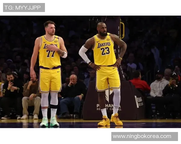 纽约尼克斯与湖人激战正酣谁能在这场对决中笑到最后